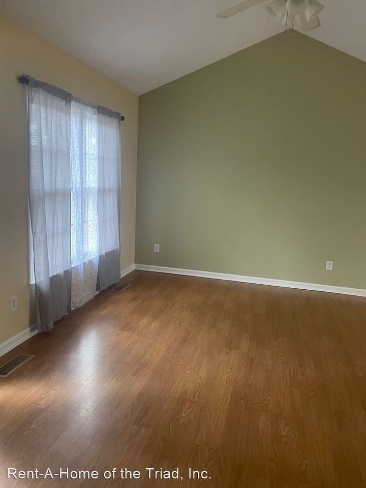 1806 Little Rd - Photo 2 of 11