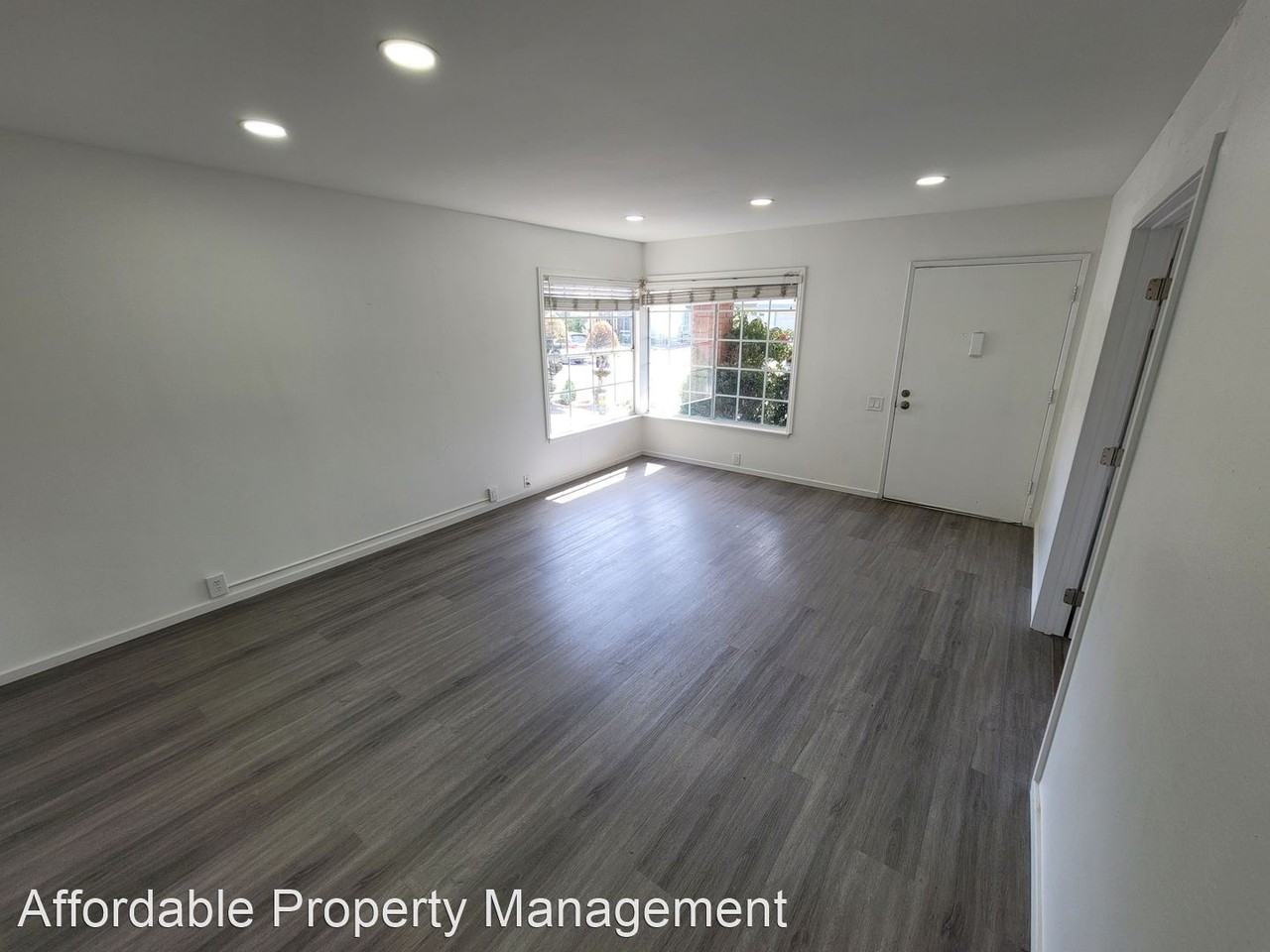 1725 Glenridge Cir - Photo 3 of 14