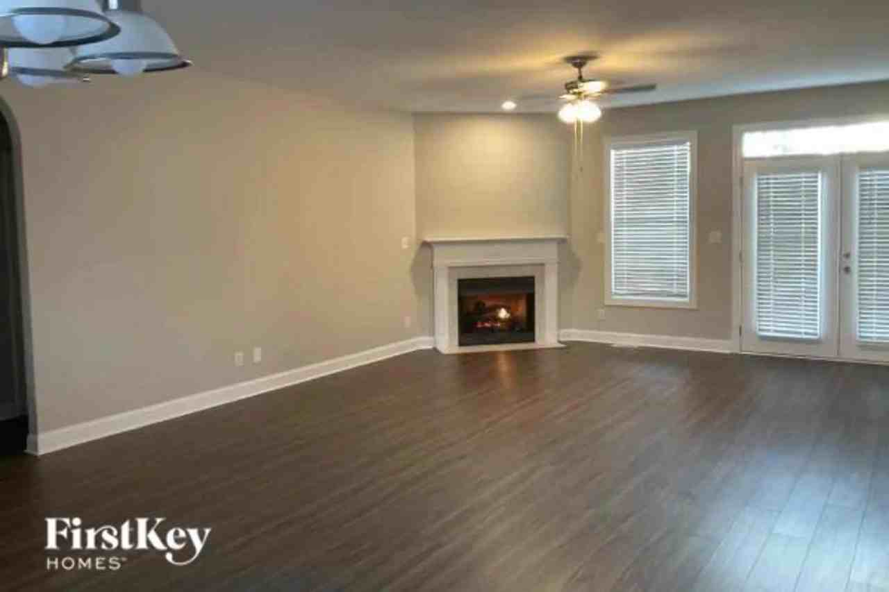 1204 Dogwood Ln - Photo 2 of 10