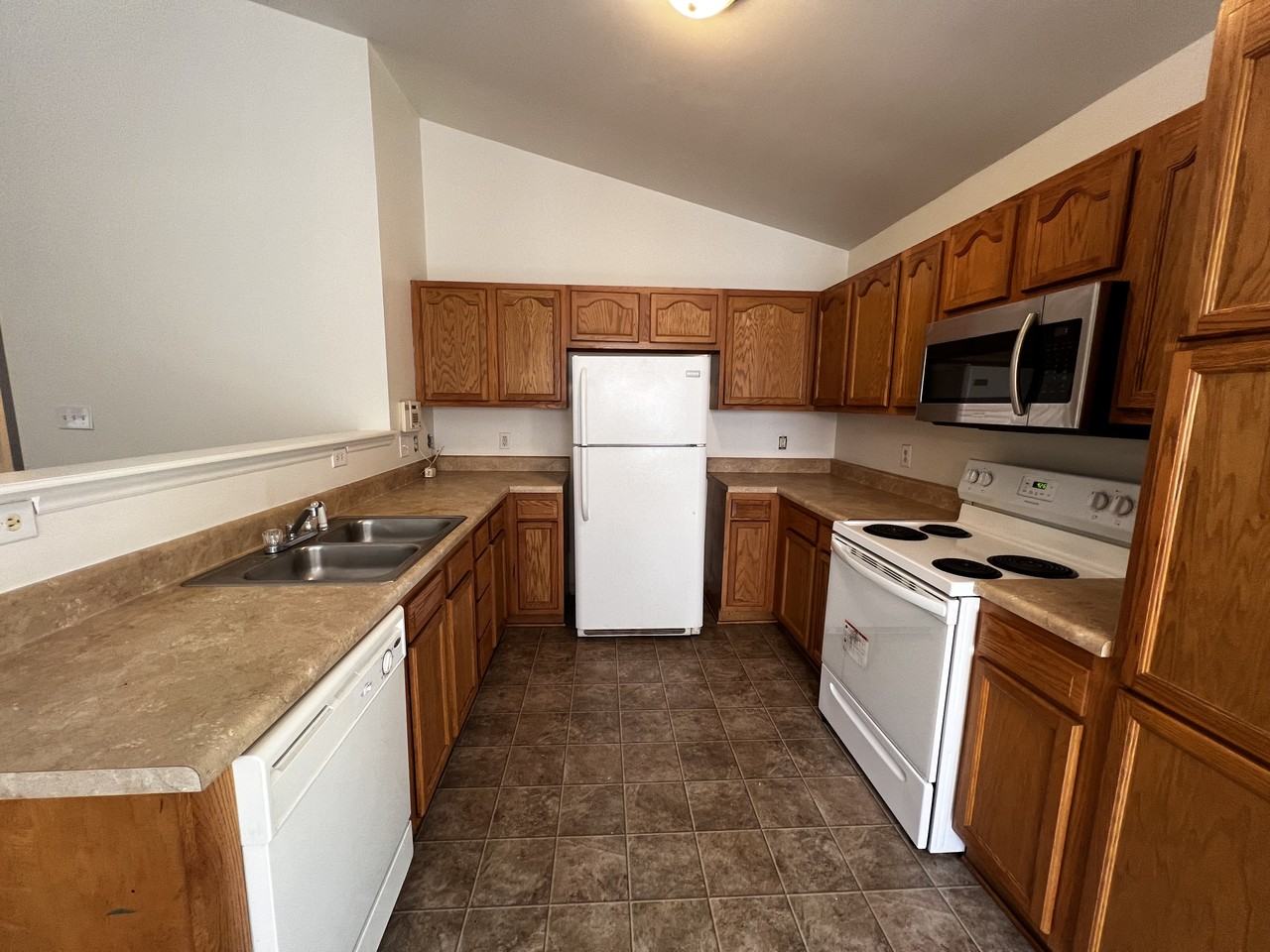 242 Jadin Ct - Photo 7 of 18