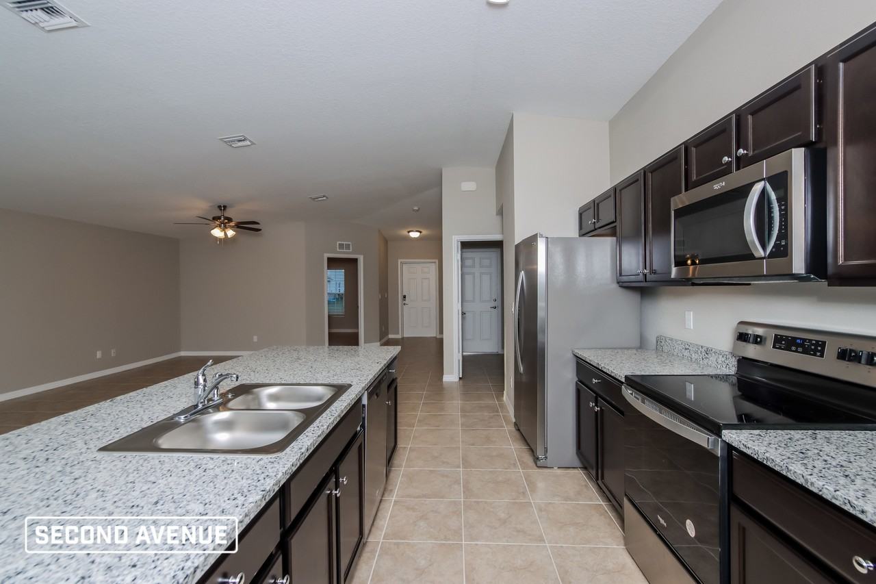 1210 Vandalia Ave Se - Photo 4 of 19