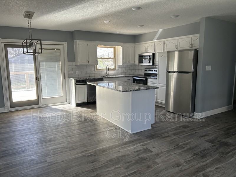 4121 S Carriage Ln - Photo 3 of 22