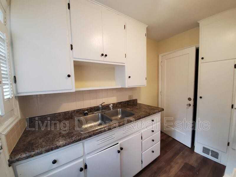 320 S 47th St - Photo 2 of 16