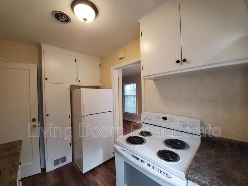 320 S 47th St - Photo 3 of 16