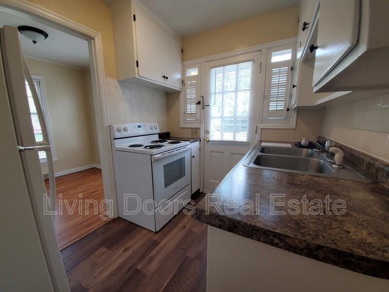 320 S 47th St - Photo 4 of 16