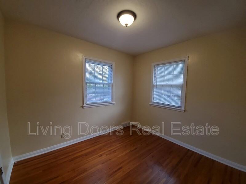 320 S 47th St - Photo 5 of 16