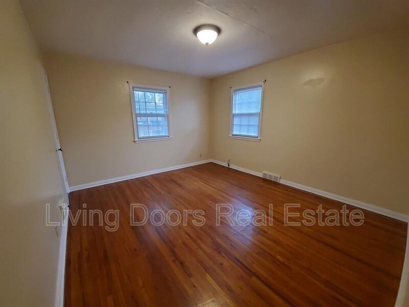 320 S 47th St - Photo 6 of 16
