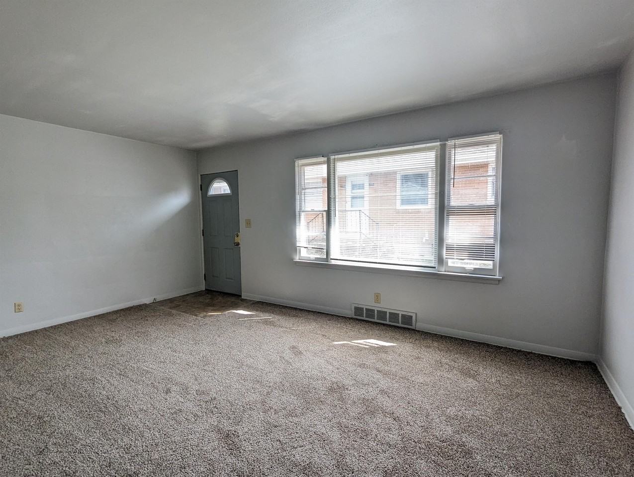 3234 Montrose Ave #3234 - Photo 2 of 5