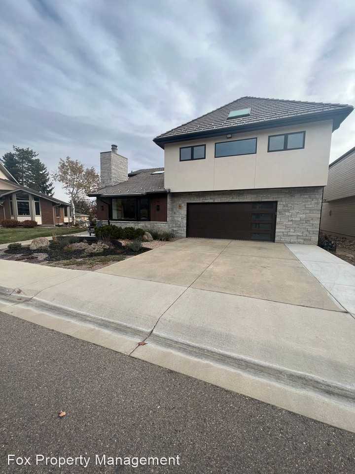 1122 Barberry Ct - Photo 2 of 37