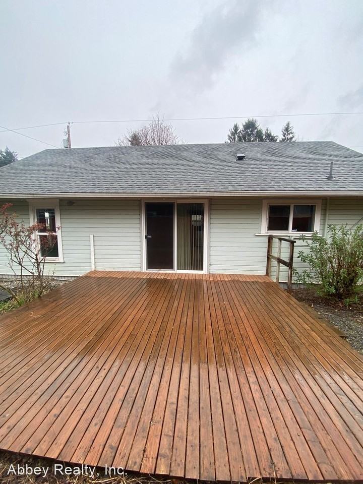 902 Garrison St Ne - Photo 3 of 15