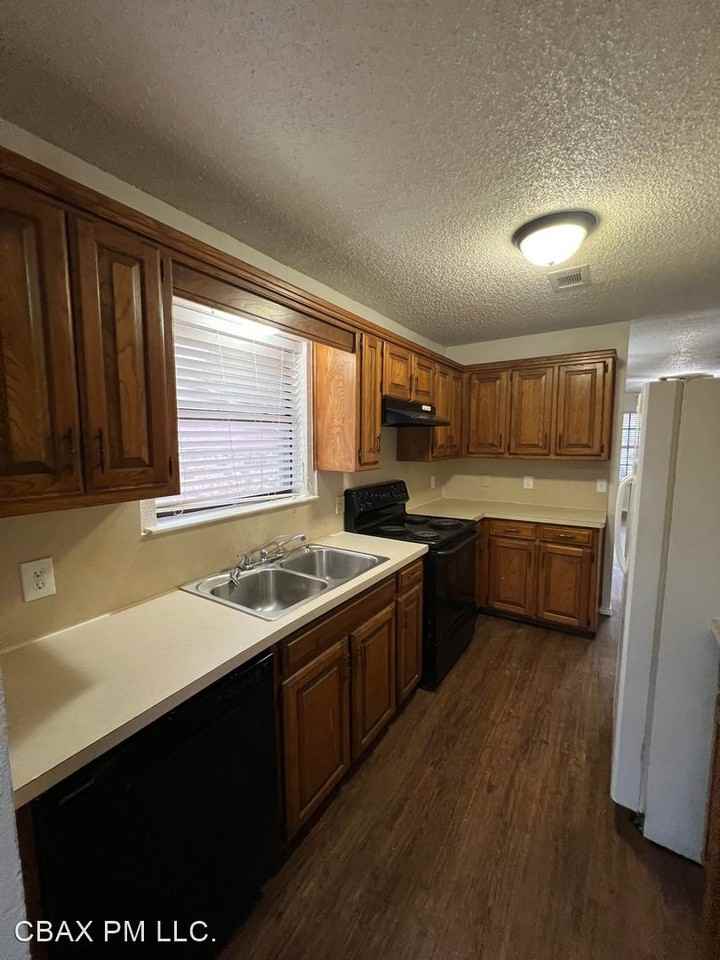 3409 Jewel St - Photo 3 of 7