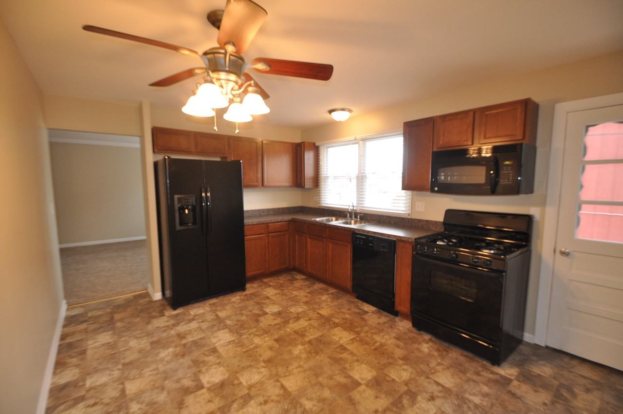 416 Deerpath Dr - Photo 3 of 8