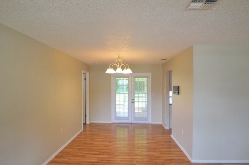 8401 Roxboro Dr - Photo 2 of 9