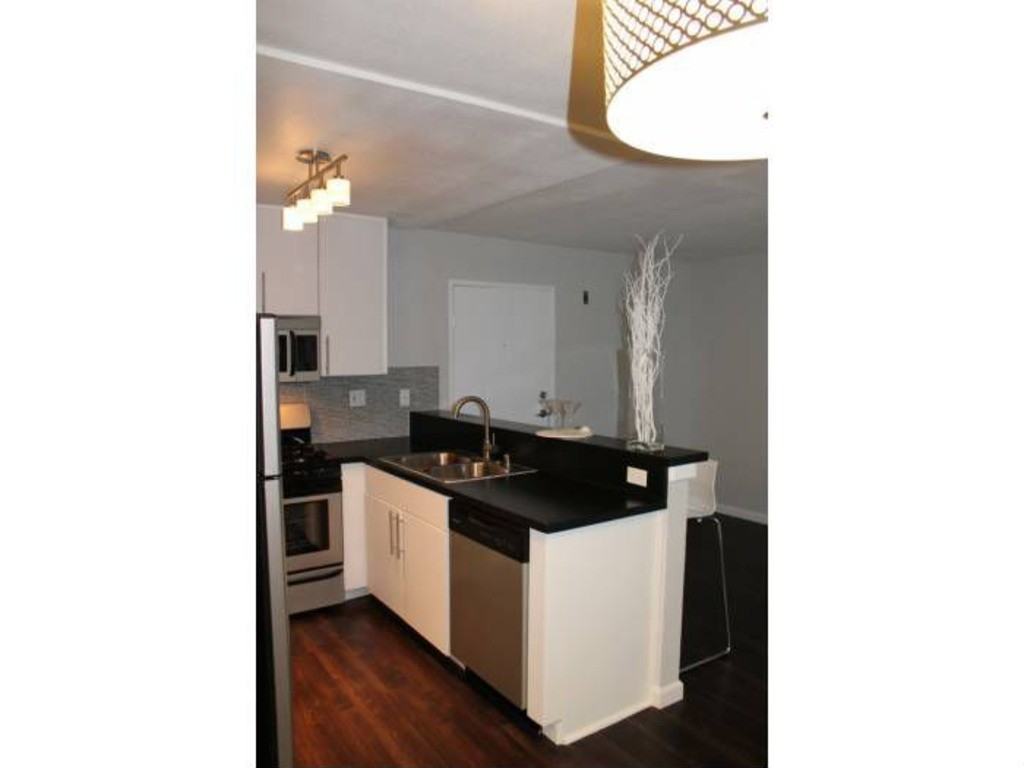 1400 Edgemont - Photo 4 of 11