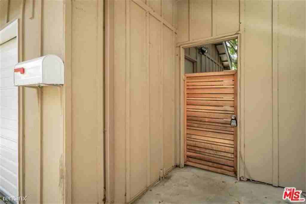 10799 Northgate St - Photo 2 of 11