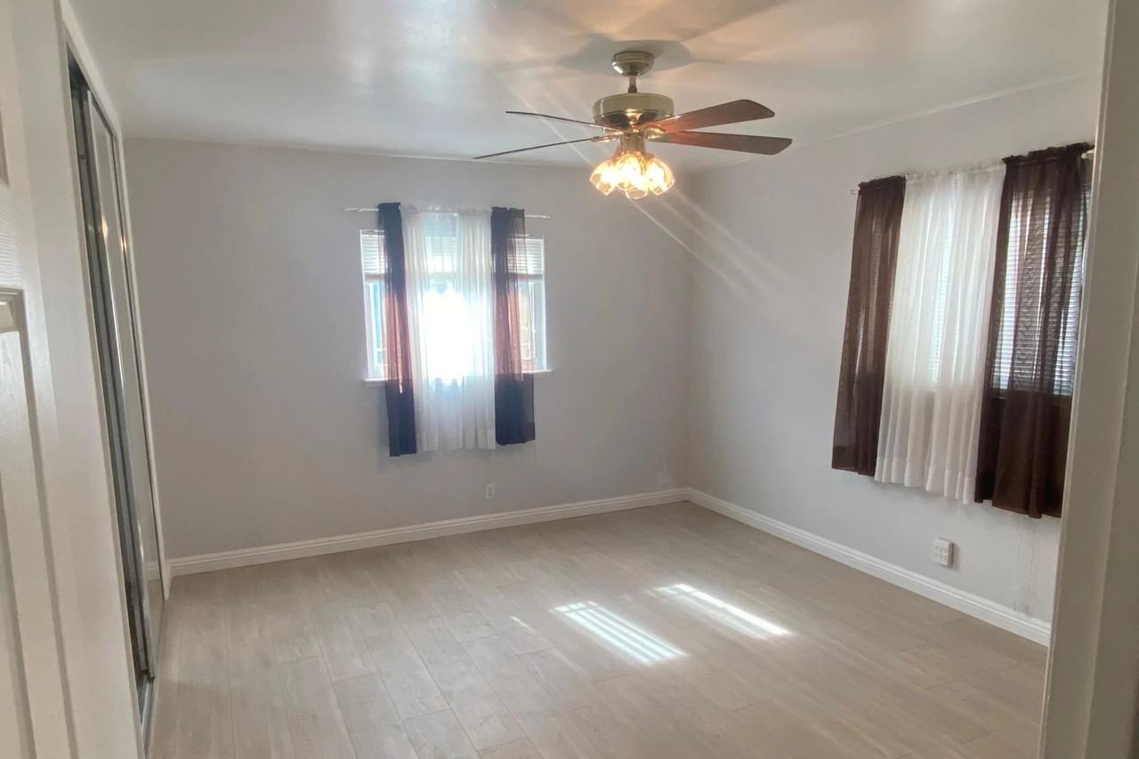 386 W 16th St - Photo 3 of 10