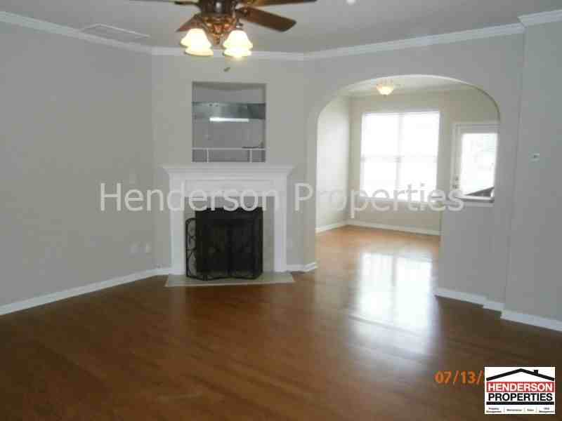 1121 Drummond Ln - Photo 2 of 12