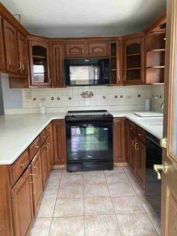 18506 Argyle Ave - Photo 3 of 43