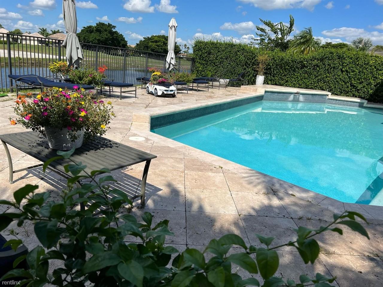 2467 Muir Cir - Photo 2 of 27