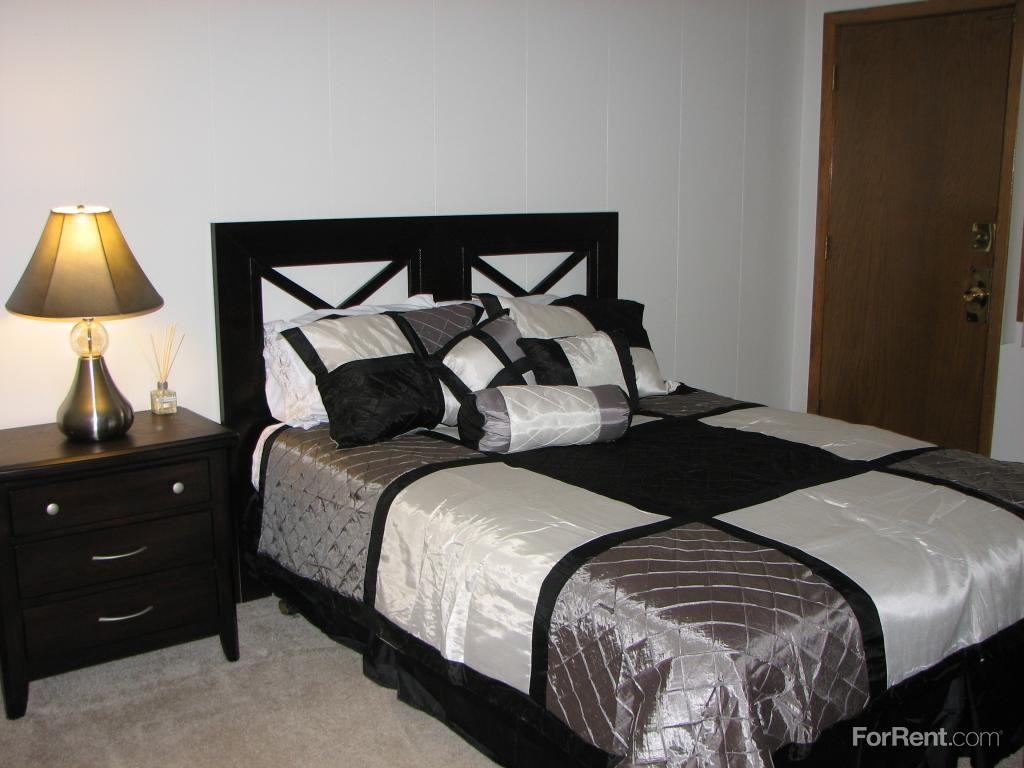 Woodland Court Apartments - Photo 3 of 5