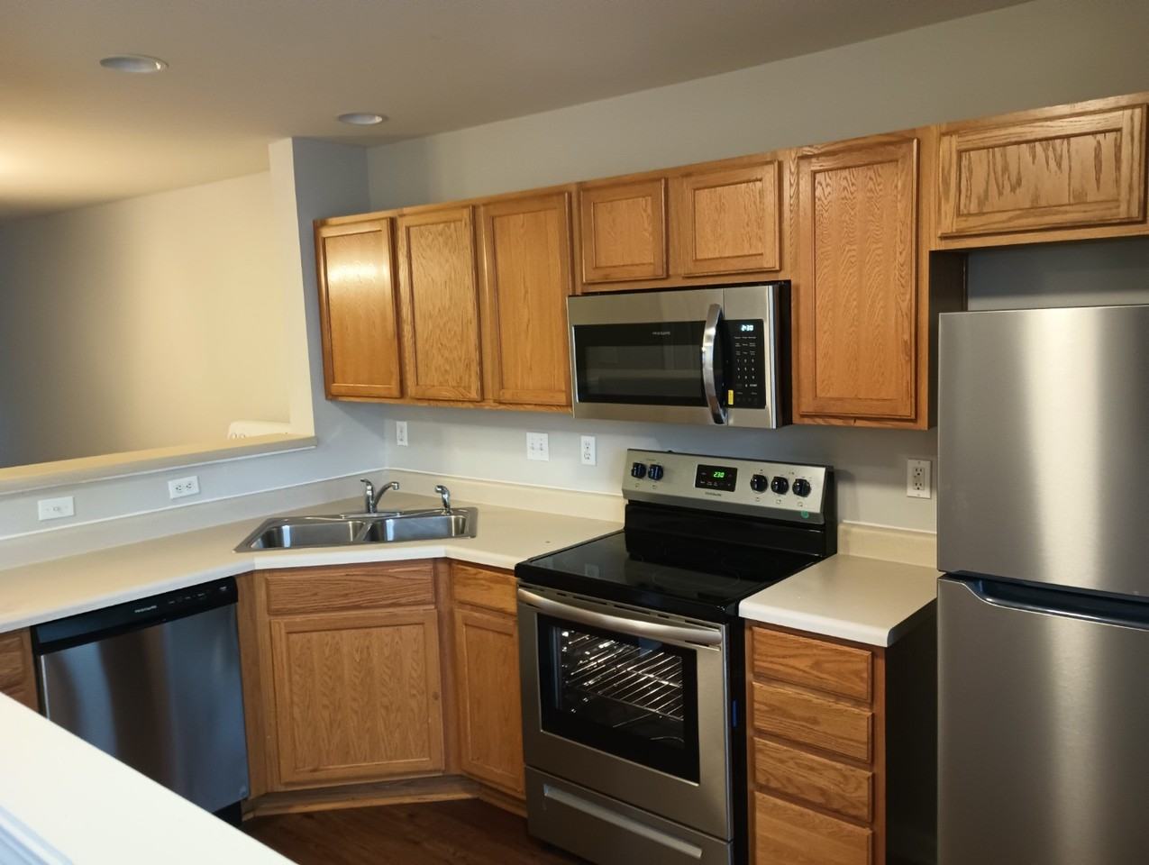 3577 Draycott Ave - Photo 3 of 16