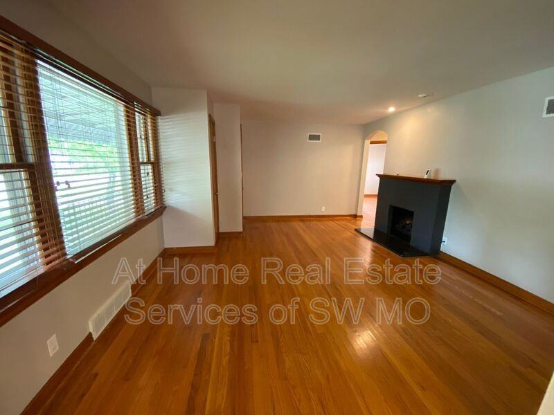 1526 S Kentwood Ave - Photo 2 of 14