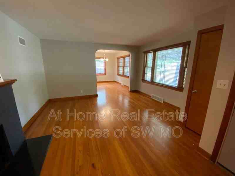 1526 S Kentwood Ave - Photo 3 of 14