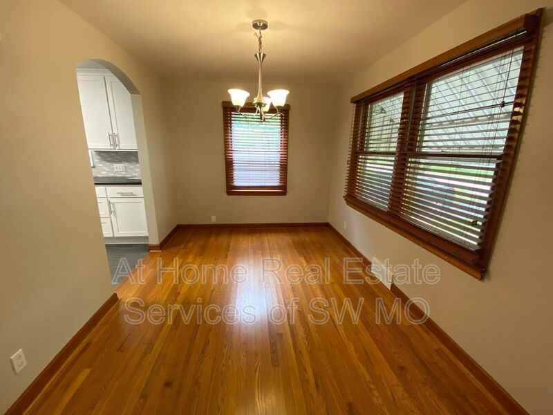 1526 S Kentwood Ave - Photo 4 of 14