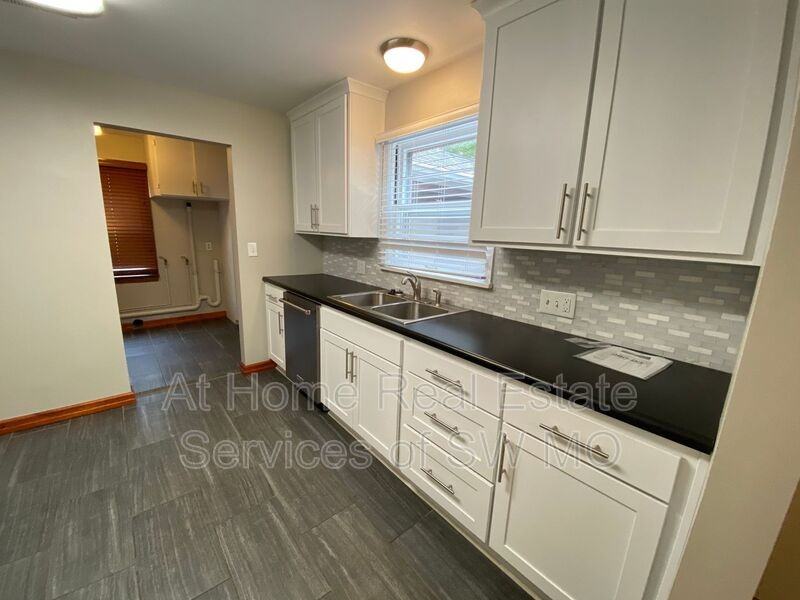 1526 S Kentwood Ave - Photo 5 of 14