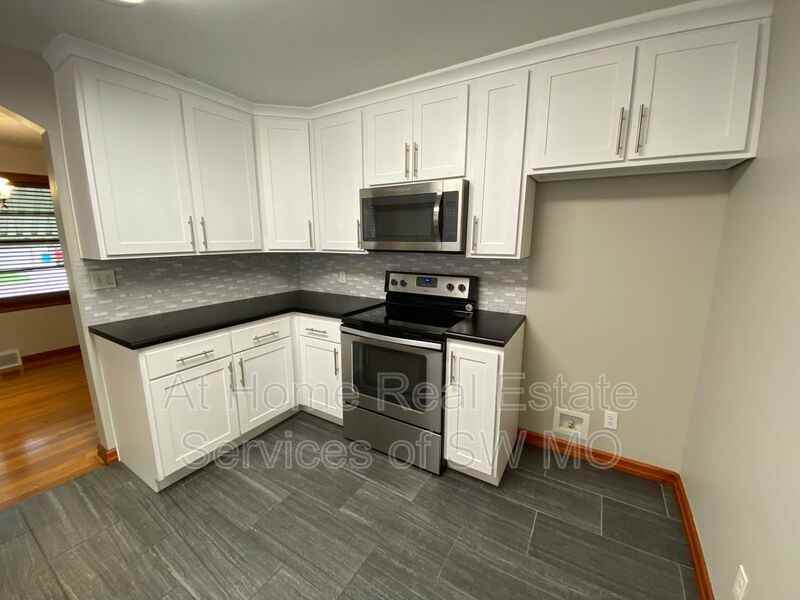 1526 S Kentwood Ave - Photo 6 of 14