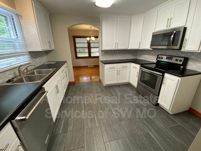 1526 S Kentwood Ave - Photo 7 of 14