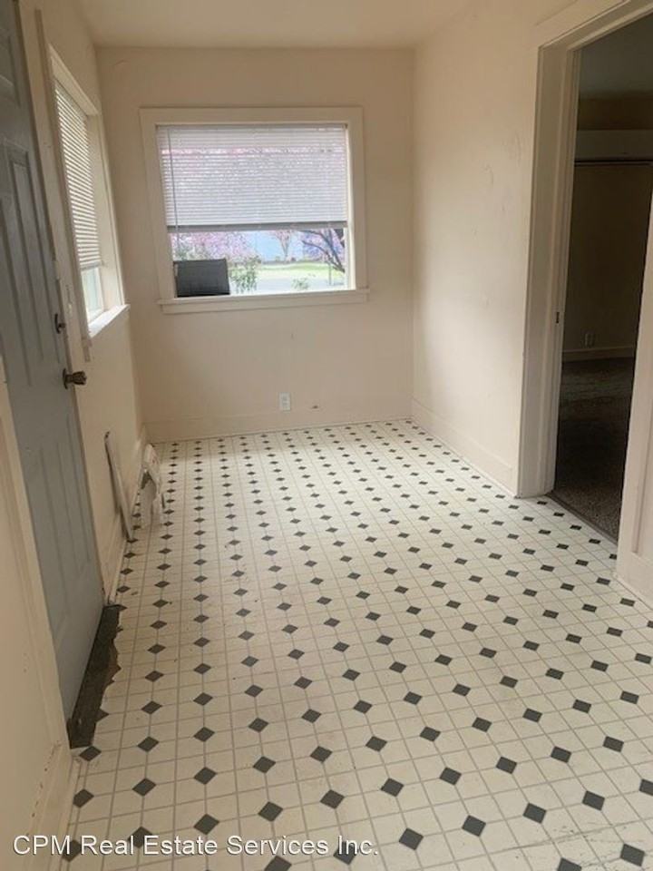 309 & 311 SE G Street - Photo 3 of 9