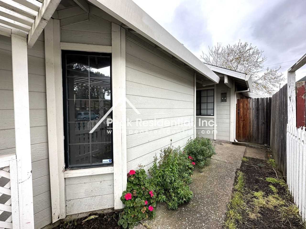 1462 W Hidalgo Cir - Photo 3 of 20