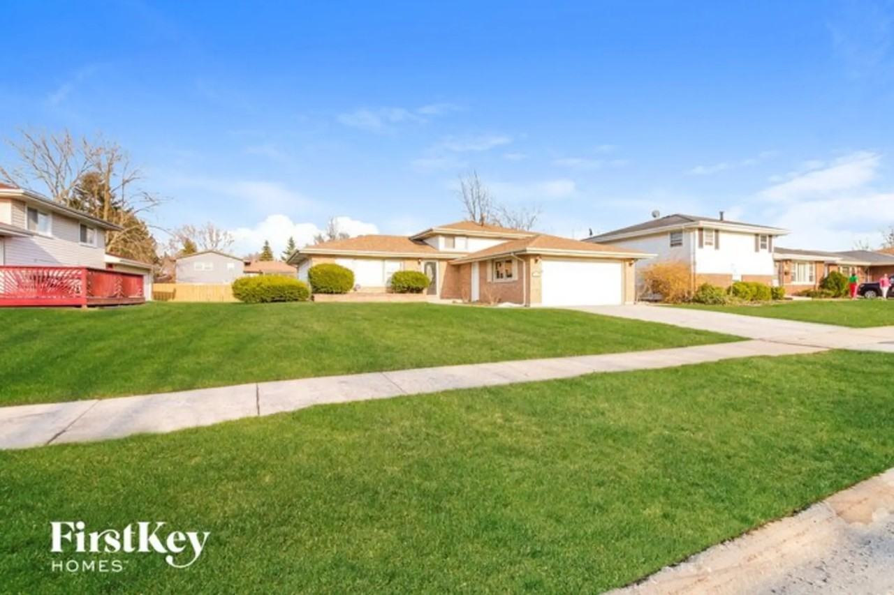 19809 Lakewood Ave - Photo 2 of 14