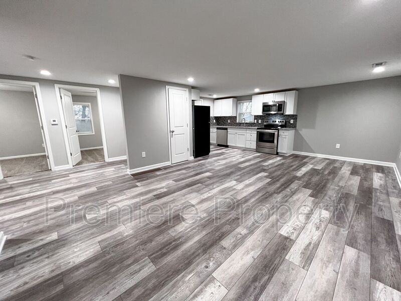 611 N Hocker Ave - Photo 2 of 12