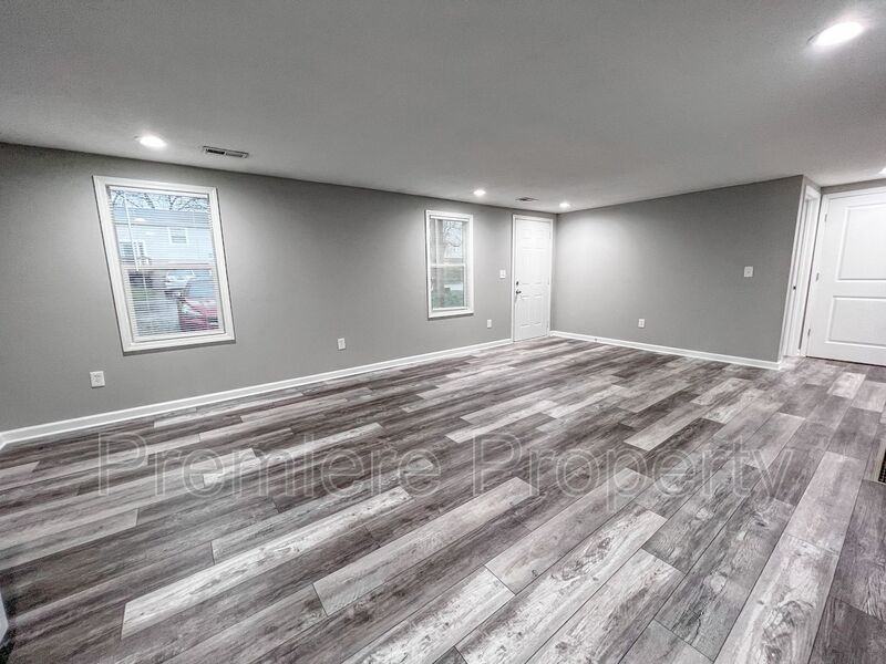 611 N Hocker Ave - Photo 3 of 12