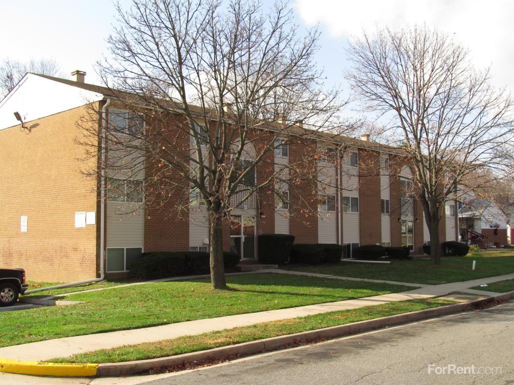 Woodlawn Village Apartments - Photo 3 of 5