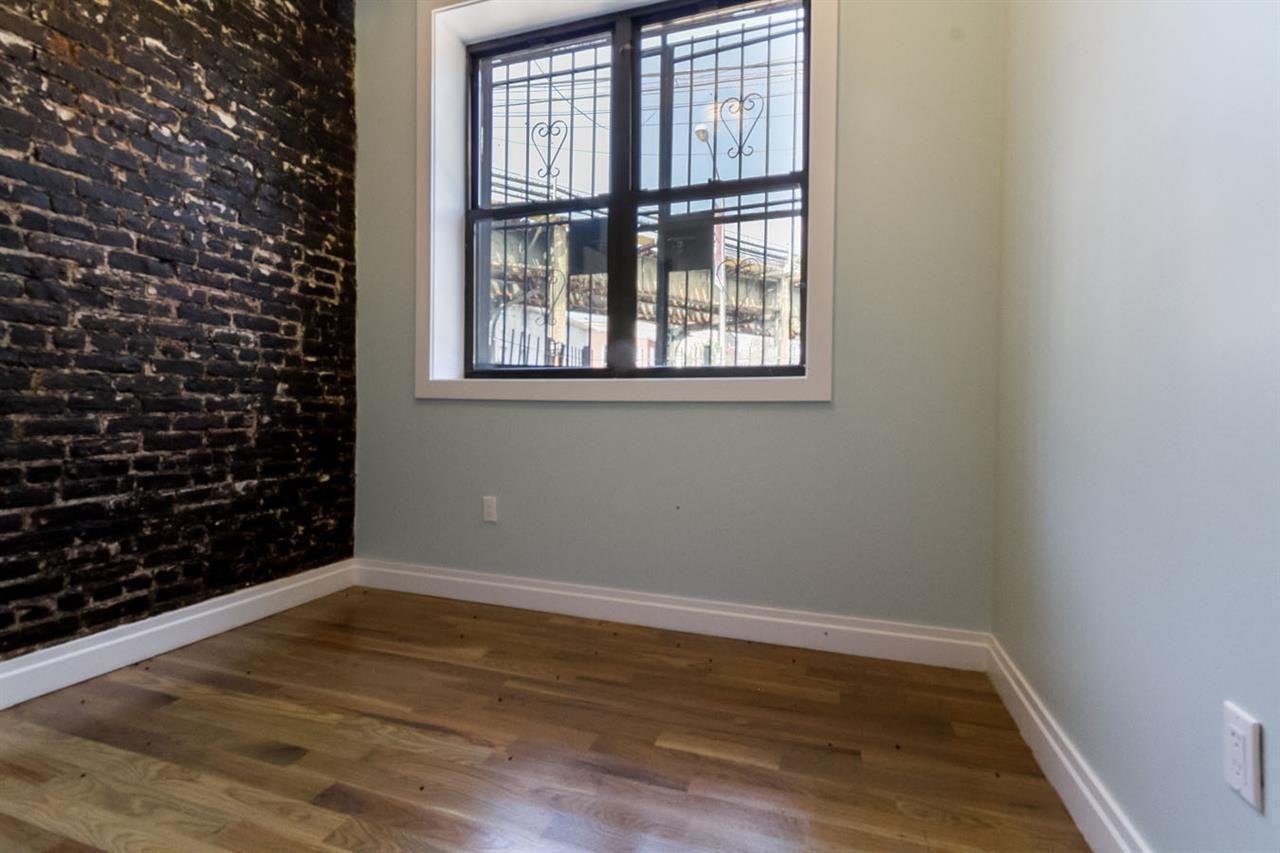 752 Onderdonk Ave #3L - Photo 4 of 6