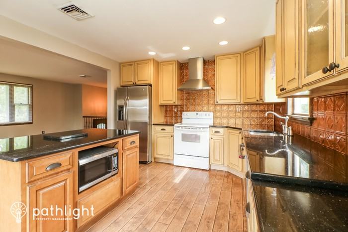 878 Linden Ave - Photo 3 of 18