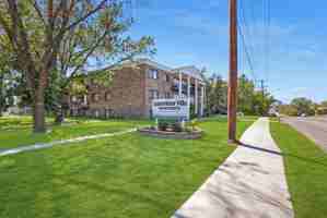 featured image of 190 Larpenteur Ave W