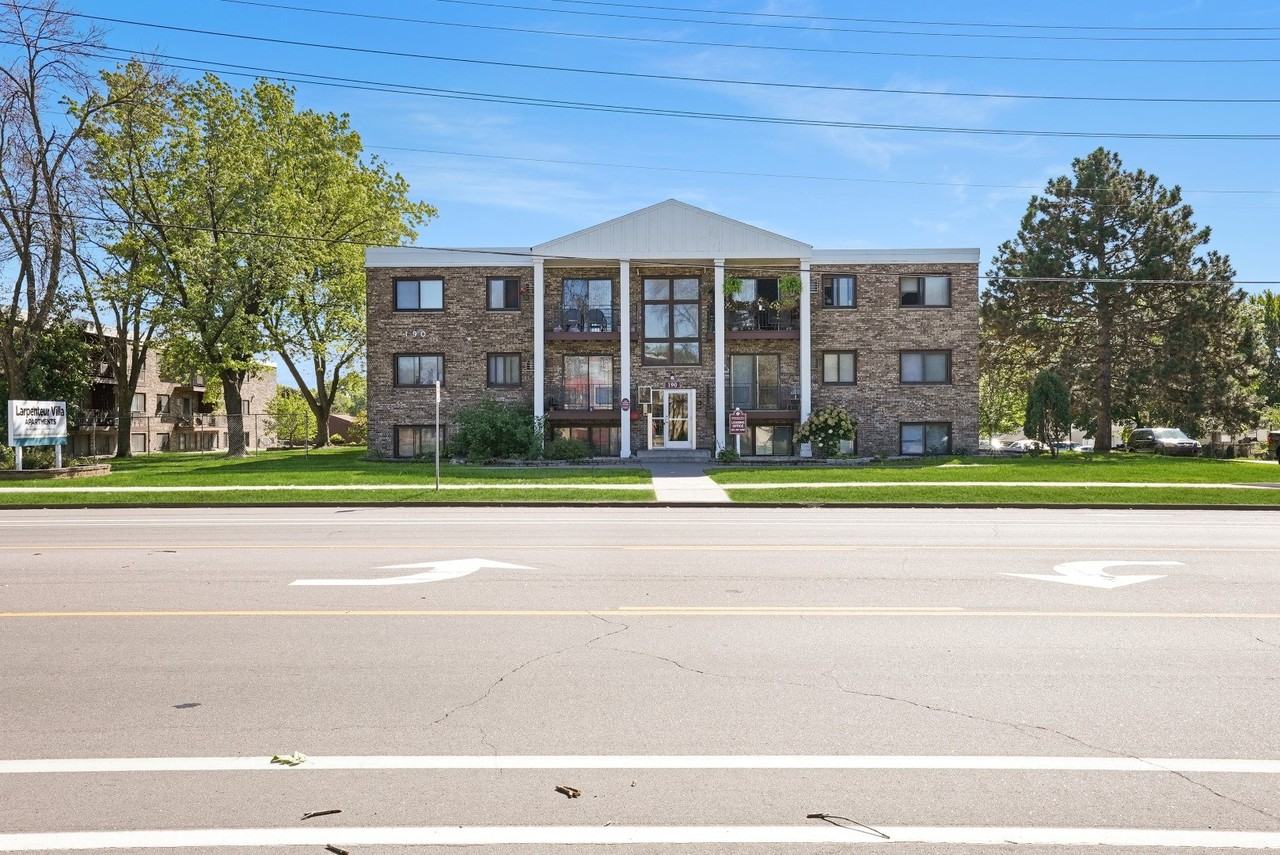 Larpenteur Villa - Photo 2 of 34