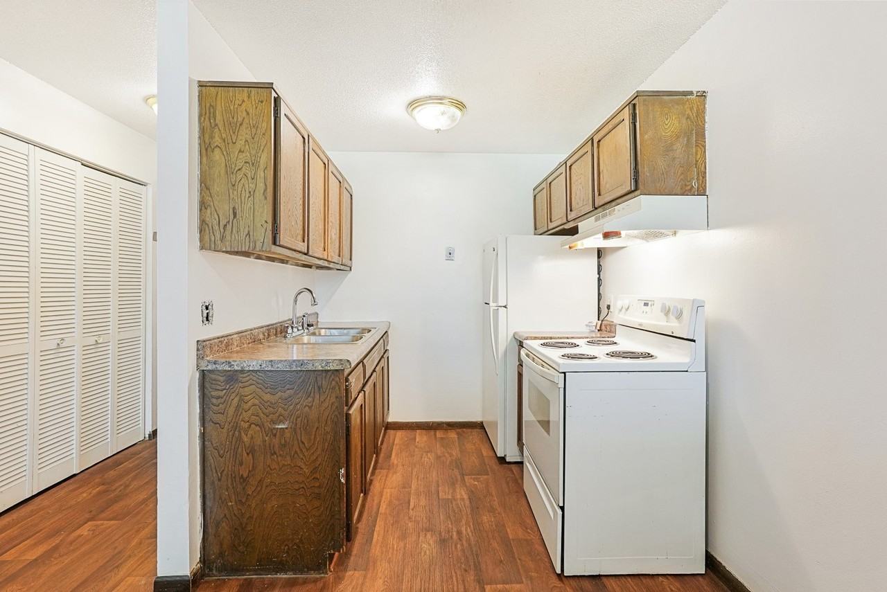 Larpenteur Villa - Photo 5 of 34