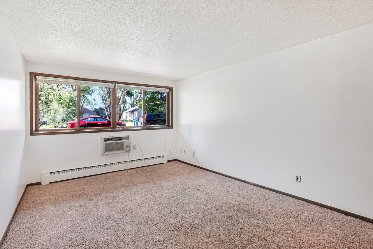 Larpenteur Villa - Photo 7 of 34