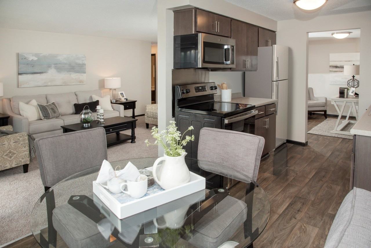 Chateau Apartments - Photo 3 of 28