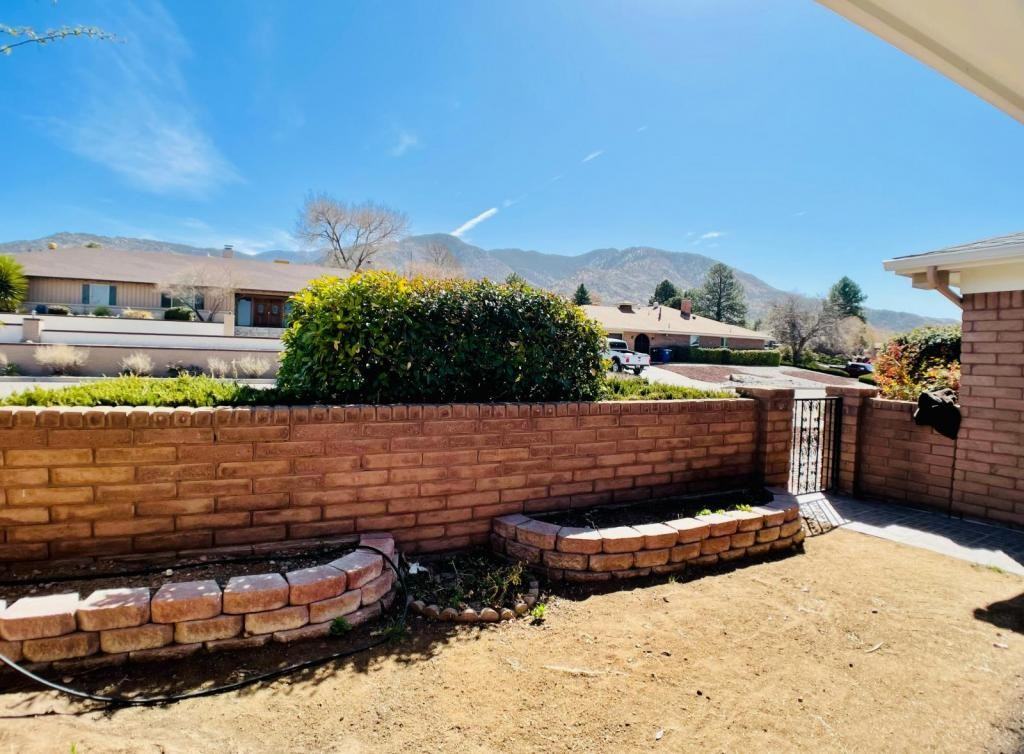 4707 Larchmont Dr Ne - Photo 2 of 24