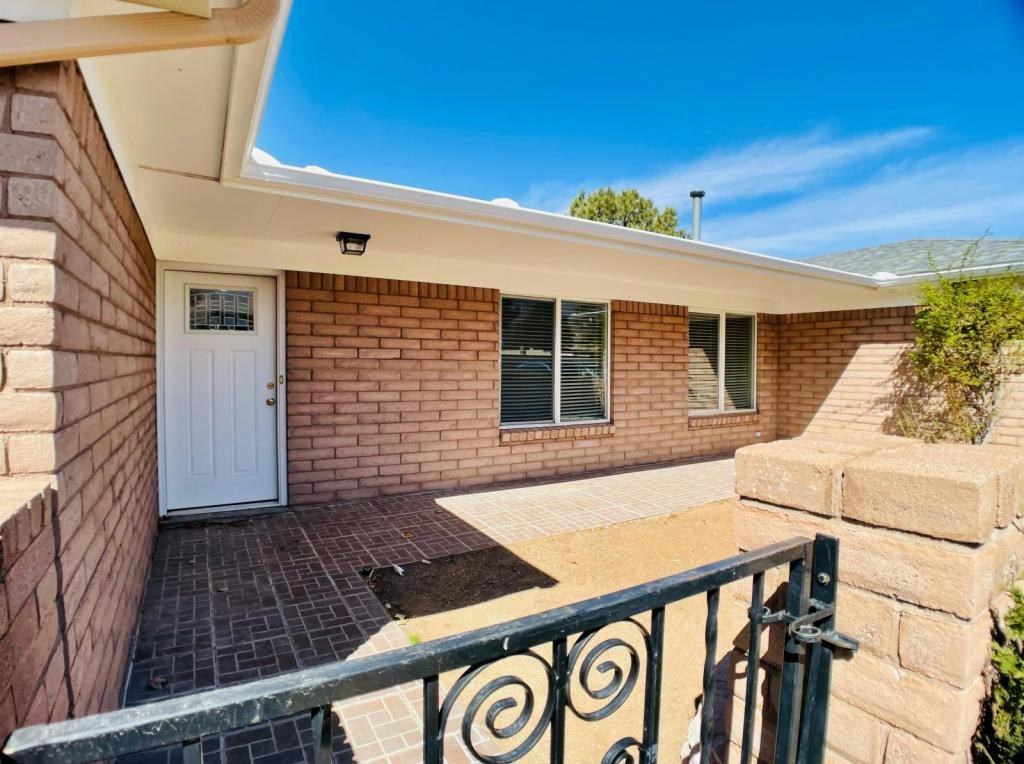 4707 Larchmont Dr Ne - Photo 3 of 24