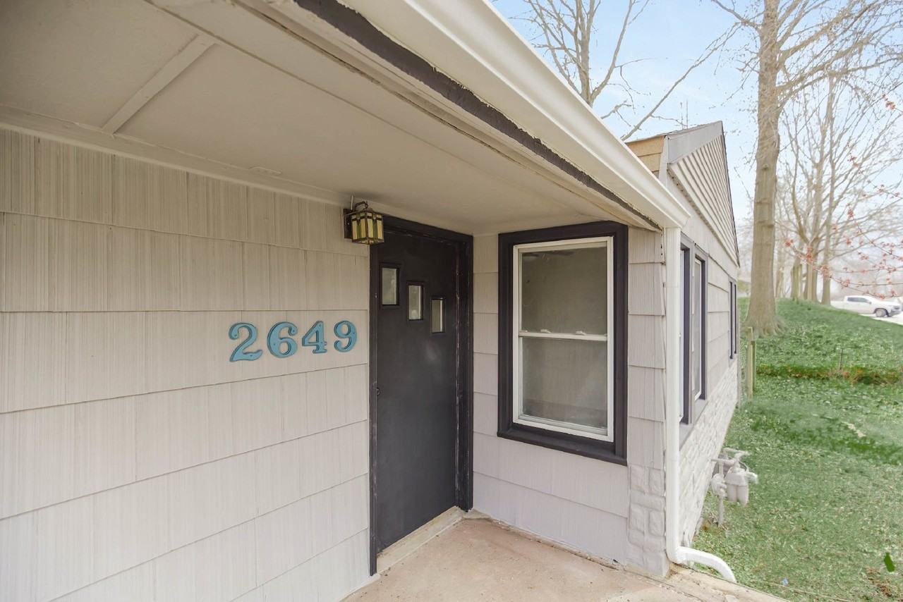 2649 S Sterling Ave - Photo 3 of 19