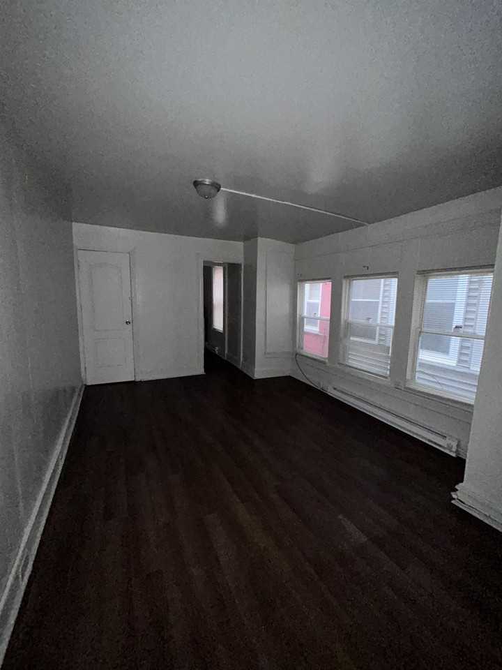 323 N 9th St #2 - Photo 3 of 6