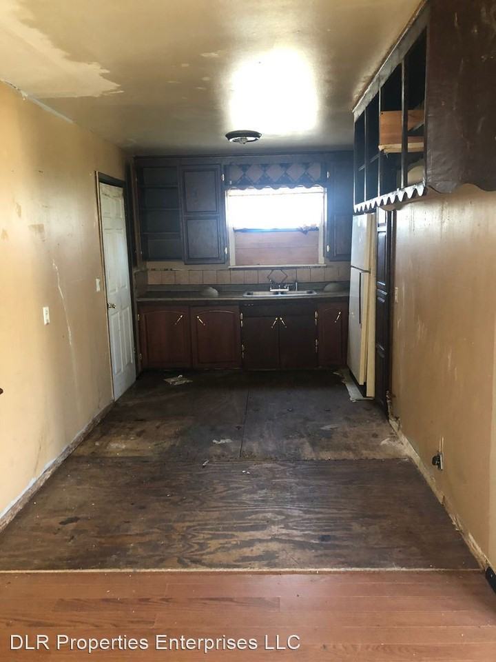 611 E 50th St N - Photo 3 of 5