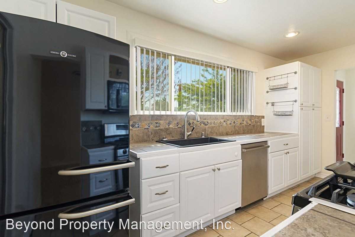 13422 Standish Dr - Photo 3 of 10